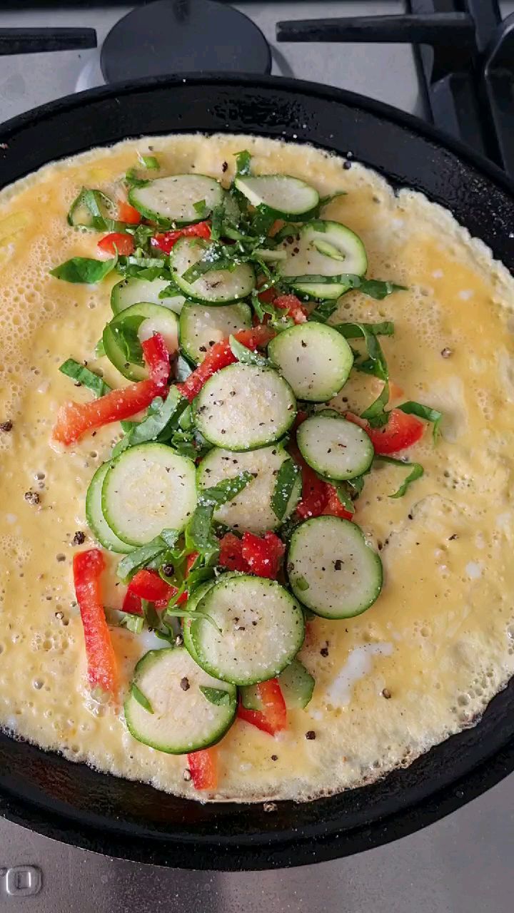 Nuestro desayuno de hoy, 🥳 dedicado a los que alegan que comer vegetales es aburrido, ¡Pues es tan simple como hacer combinaciones!
.
Los vegetales son saciantes, tienen nutrientes importantes y te aportan salud... Este omelette estaba bien sencillito con calabacin, espinacas y Pimentón rojo.
.
El huevo lo he batido con una cucharadita pequeña de ajo picadito, para que tenga más gusto aún.
.
¿Qué desayunas los fines de semana?
.
Guarda esta idea para tu brunch del #diadelpadre mañana ❤👨
.
Compártelo con esa persona que quieres que te lo prepare 🙋♀️
.
Déjame una opinión de este desayuno violentamente rápido y bueno 🥰
.
#ketobreakfast
#brunch
#ketobrunch
#omelette
#ketoomelette
#ketoespaña
#ketopanama
#ketovenezuela
#ketotransformation
#ketodesayuno
#ketomeal
#menuketo
#desayunosaludable
#desayunofit